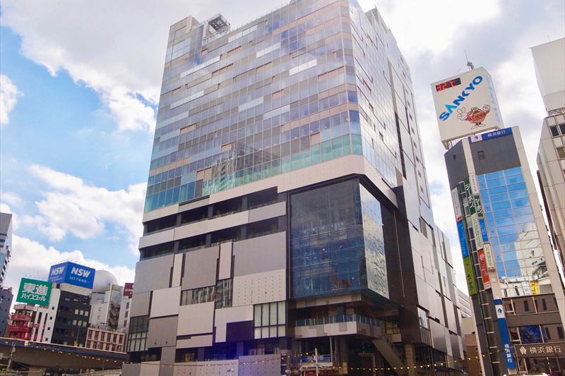 駅南口に建つ「渋谷フクラス」