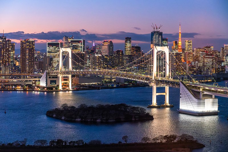 港区の街並みとレインボーブリッジ