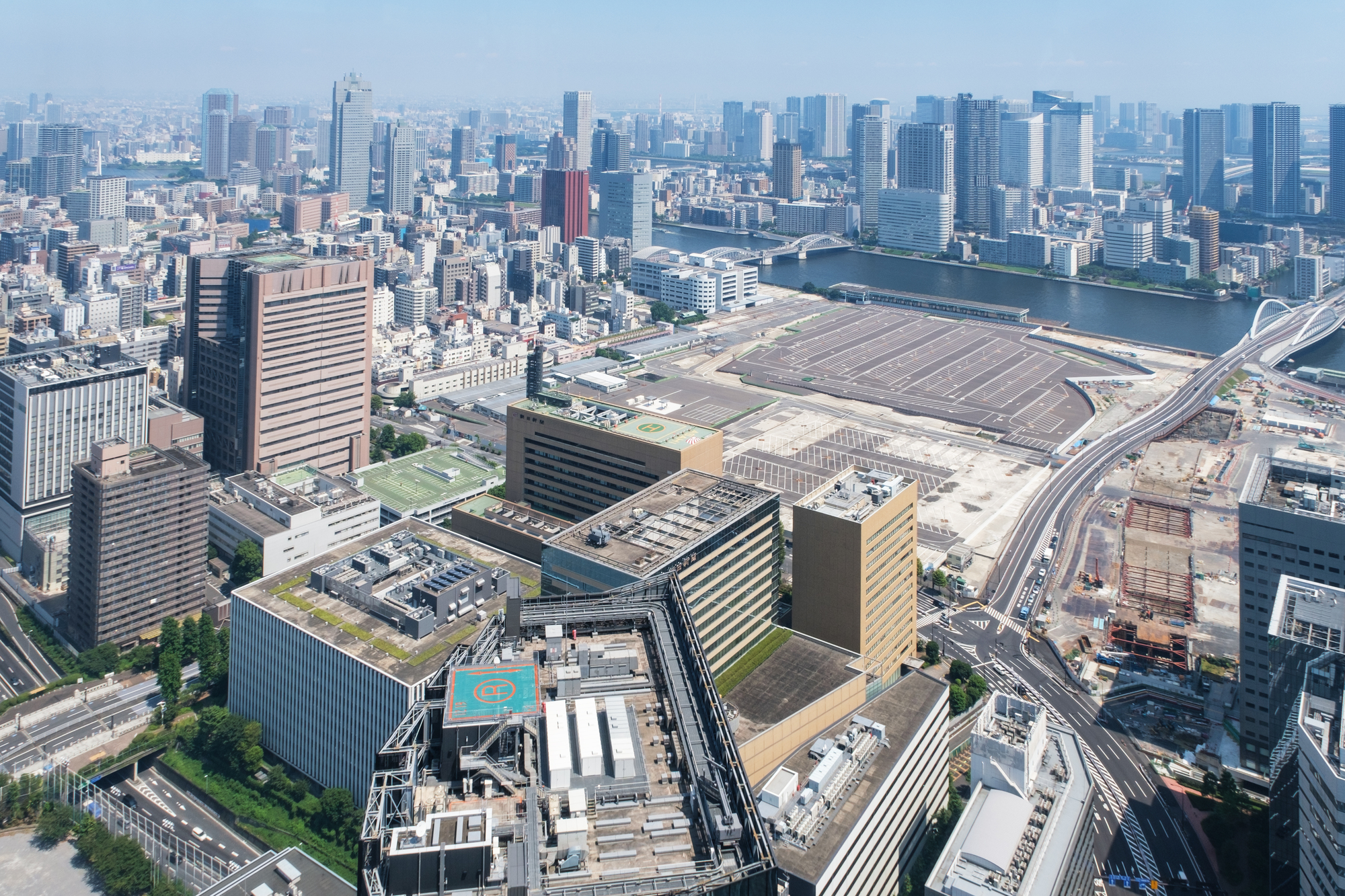 築地市場跡と隅田川沿いのビル群
