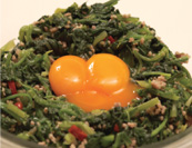 ここでしっかり味付けをするのがポイント。卵黄はつなぎの役目に。
