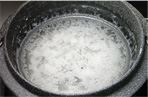 鹹水を沸騰するまでは強火で加熱し、その後、弱火にします。しばらくすると白い海の成分が浮いてきて結晶が次々とできてきます。