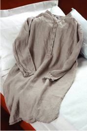 少し大きめでゆとりのあるサイズの麻の洋服をパジャマ代わりにしてもいいかもしれません。心地いい肌触りに寝心地抜群です。
