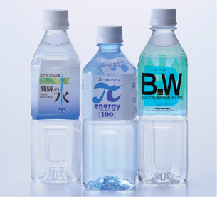 写真右から　「B.W（ビーダブ）」（硬度88.4mg/L）は、水分子（クラスター）が小さく、体に浸透しやすいと言われています。「π（パイ）エナジー」（硬度60～70mg/L）は、吸収力に優れ、生体水に近いやさしい水です。「飛騨の水」（硬度85.9mg/L）は、そのまま飲むのはもちろんコーヒーにも最適です。