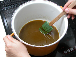 3.梅のしぼり汁を、鍋に移し、火にかける。最初は弱めの中火にかけ、全体が温まってきたら弱火にして、加熱する。