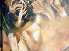 手羽中の杜仲茶鍋