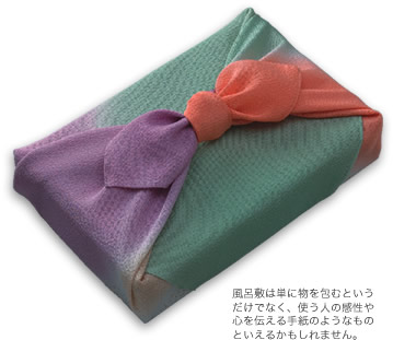 風呂敷は単に物を包むというだけでなく、使う人の感性や心を伝える手紙のようなものといえるかもしれません。