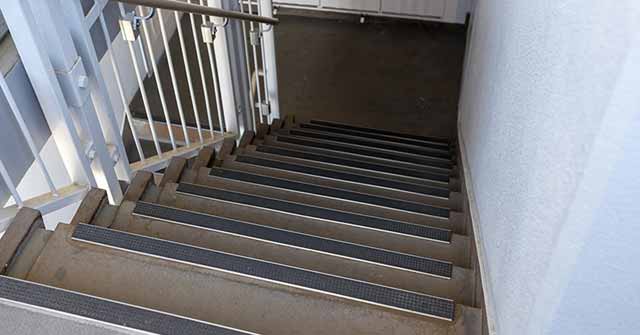 共用部階段 床