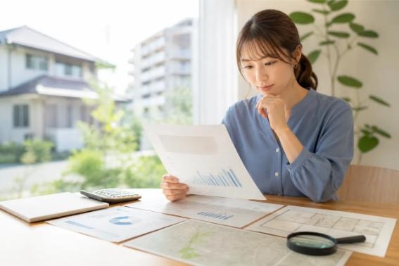 不動産査定書を見ながら比較しているところ
