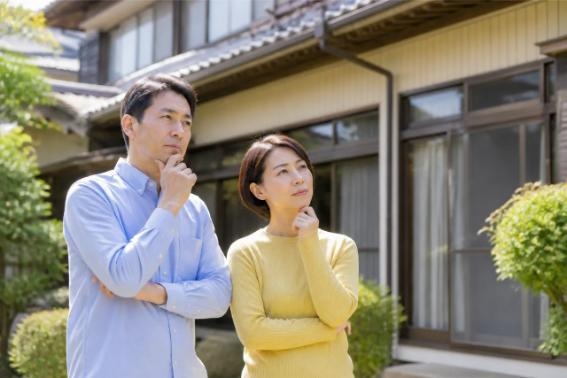 実家をみて悩む夫婦